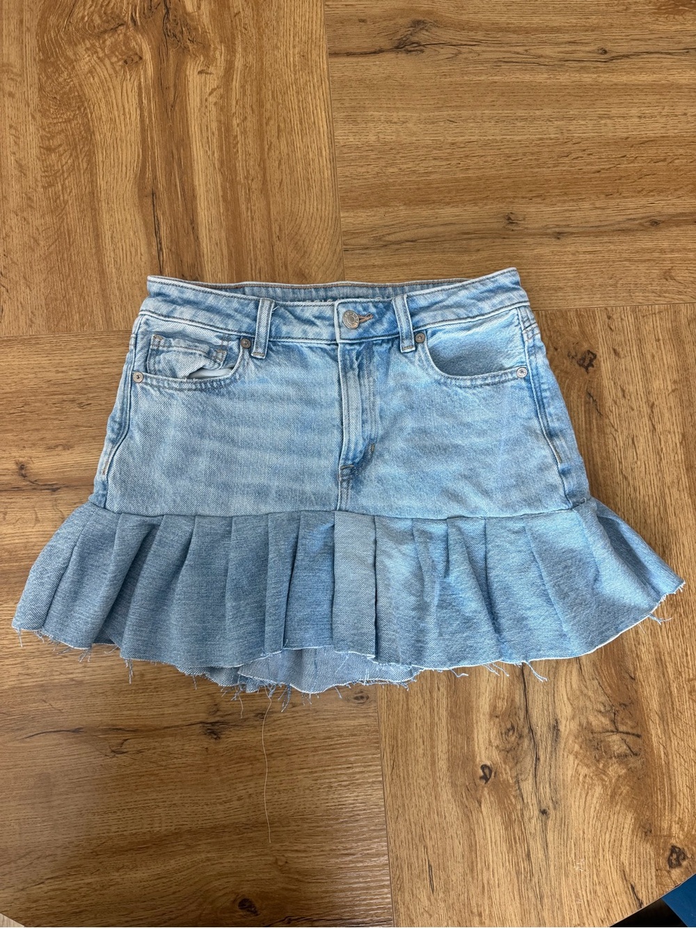 American Eagle Women’s Size 4 Pleated Denim Mini Skirt Light Wash Y2K Raw Hem